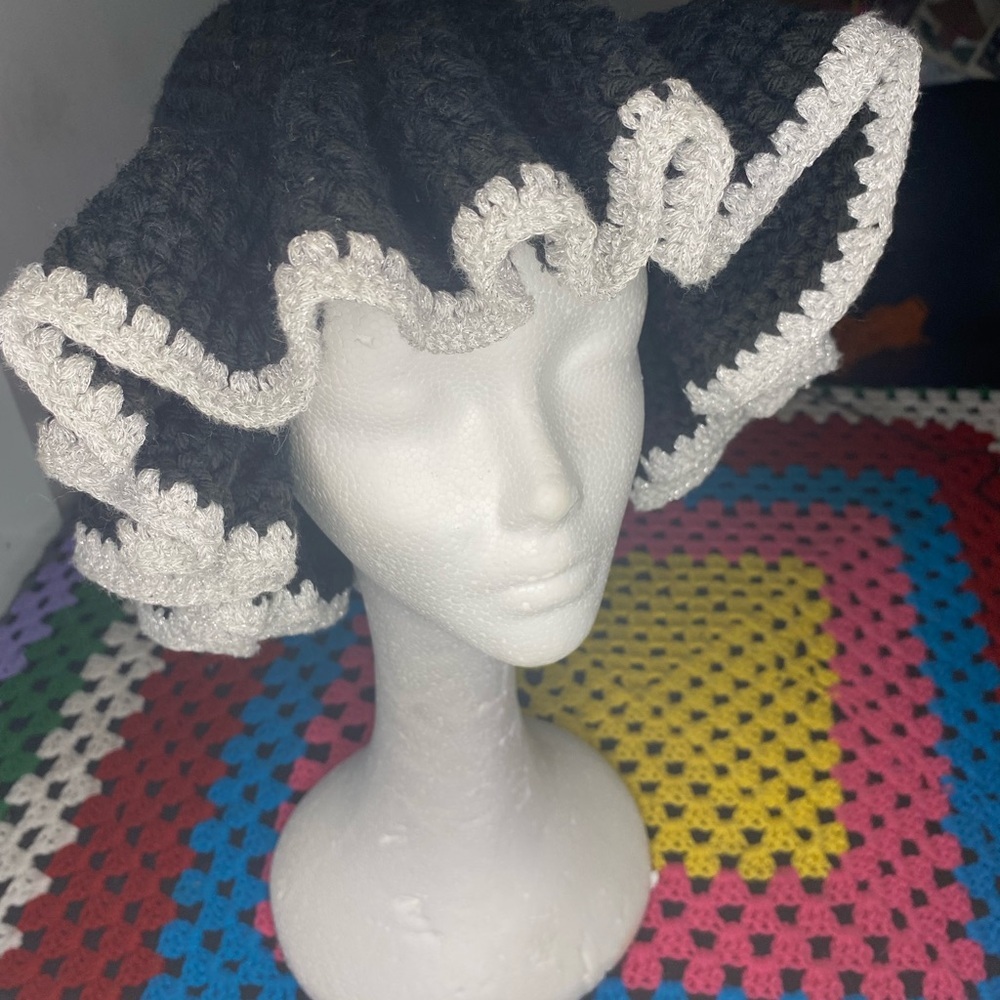 Black and white the crochet Ruffle hat - Picture 4 of 4